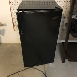 GE 3.2 MINI FRIDGE BLACK W/ KEYED LOCK $60!