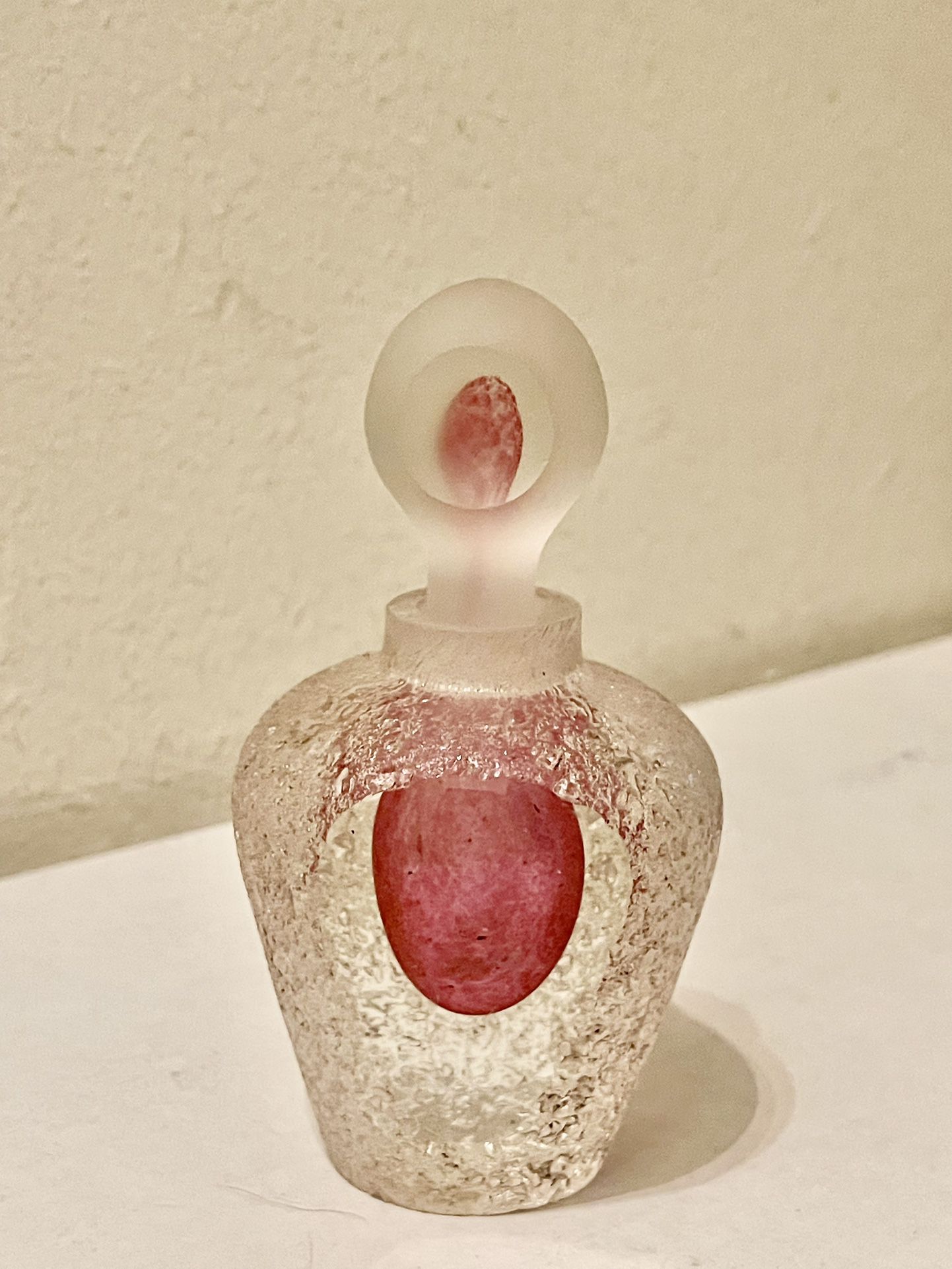 Fifth Avenue Crystal LTD. Art Glass Perfume Bottle W/ Stopper Purple/pink EMPTY This exquisite art glass perfume bottle from Fifth Avenue Crystal LTD
