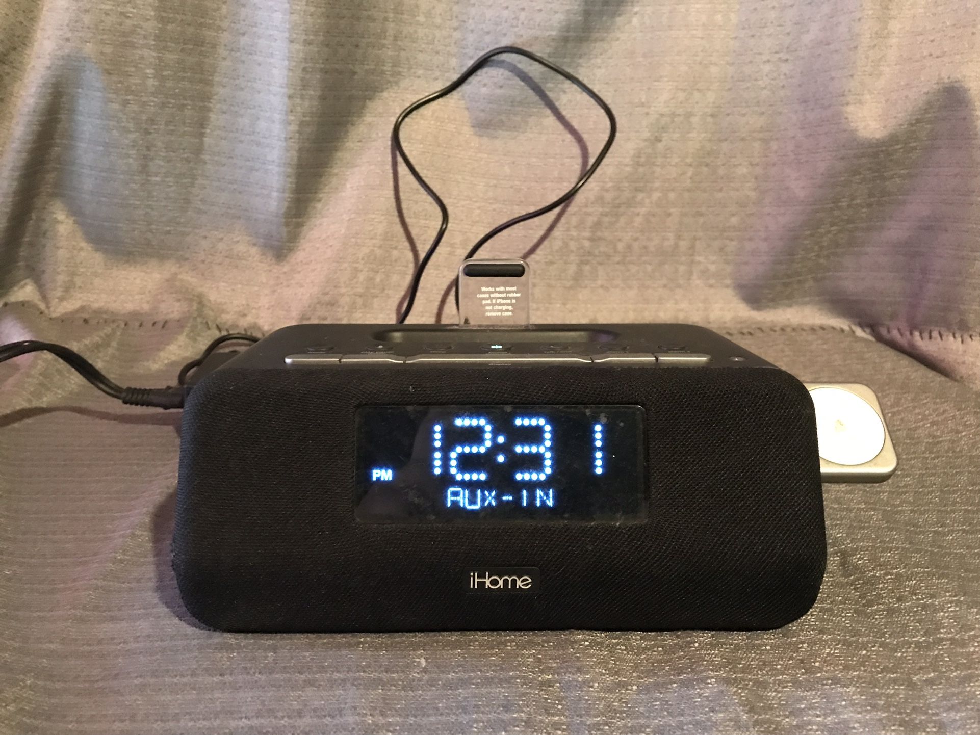 iHome iPLWBT5 - Bluetooth enabled charging speaker radio