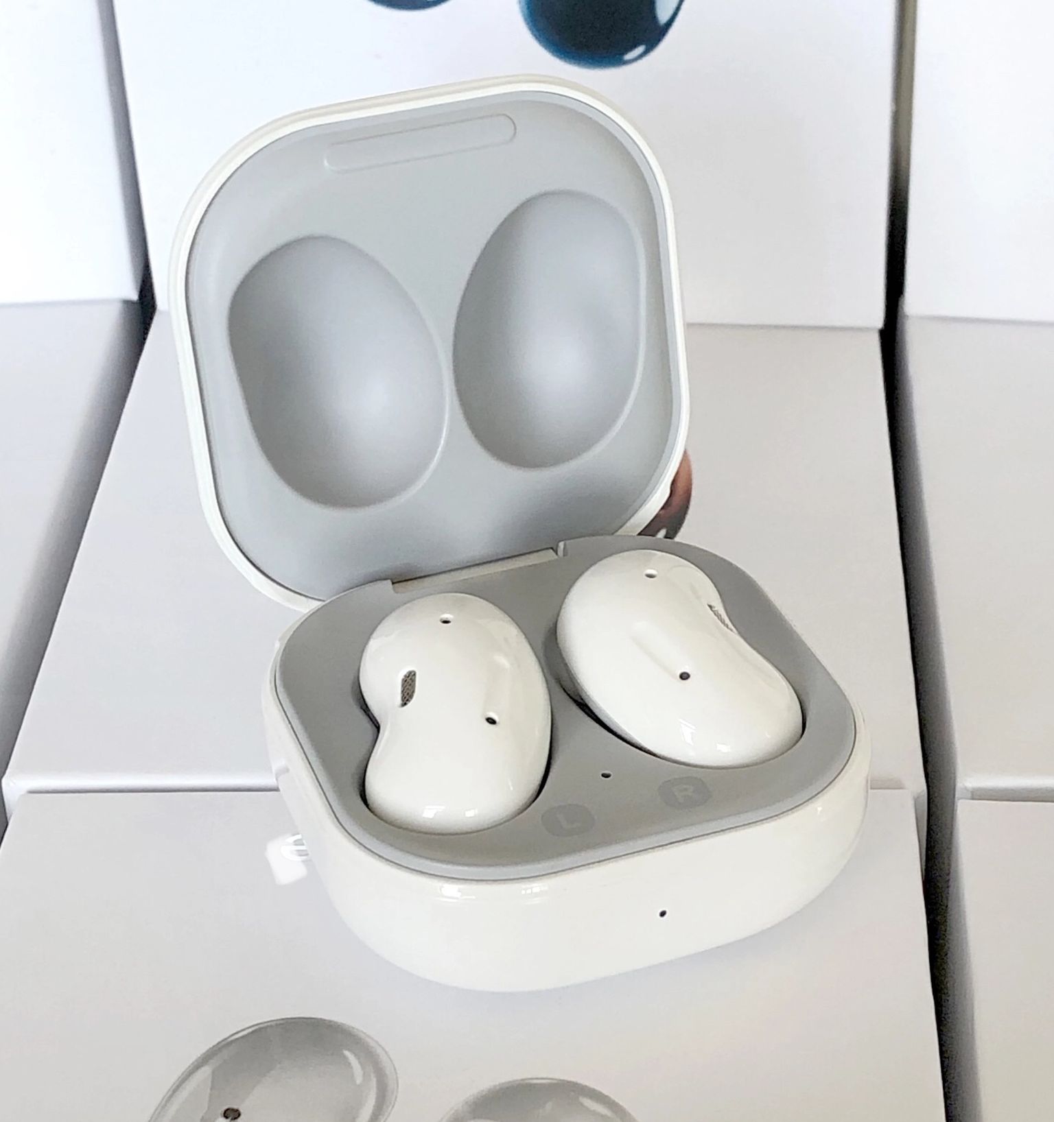 Samsung Galaxy Buds Live True Wireless Earbud Headphones - Mystic White