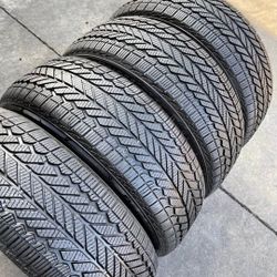 235 55 20 Tires Con 80% De Vida Las  4 De La Marca BRIDGESTONE 