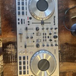 DJ Controller-Numark Mixtrack Platinum FX