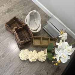 bathroom organizer and decor items 