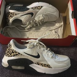 Nike Woman’s Shoes Size 8