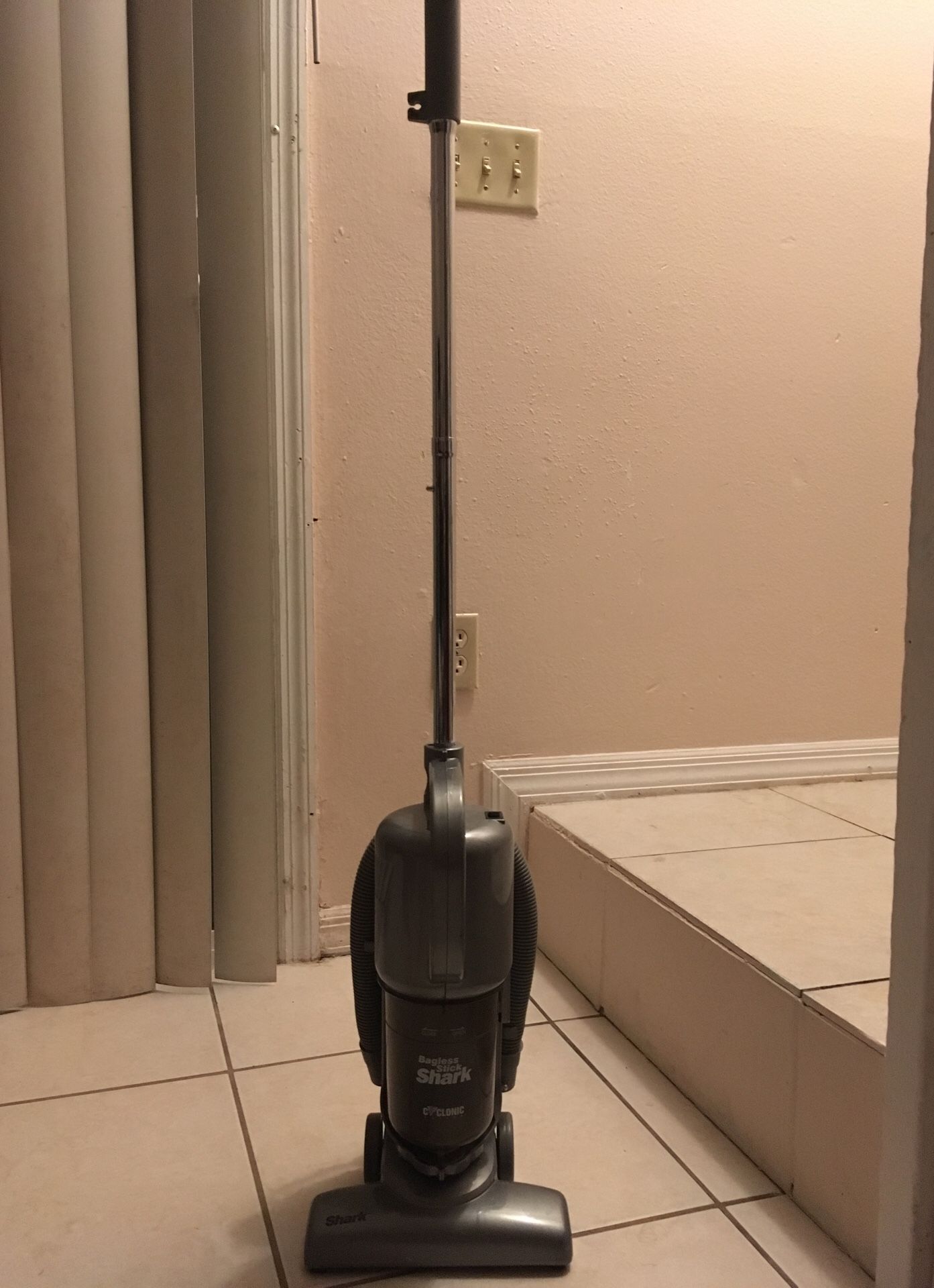 Bagless Stick SHARK “Cyclonic Action” Vacuum