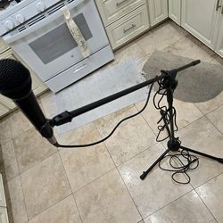 Peavy Microphone Stand with Mic, Boom arm,  long cable