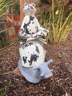 Meditating Frog Statue 14"x14"