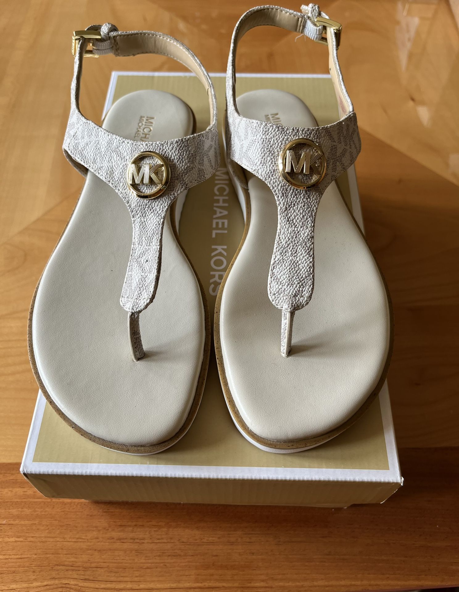 Brand New Michael Kors Vanilla Judy Thong Sandals Size 5.5M