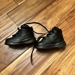 Boy’s nike manoa lace up boot sneakers. Size 5c