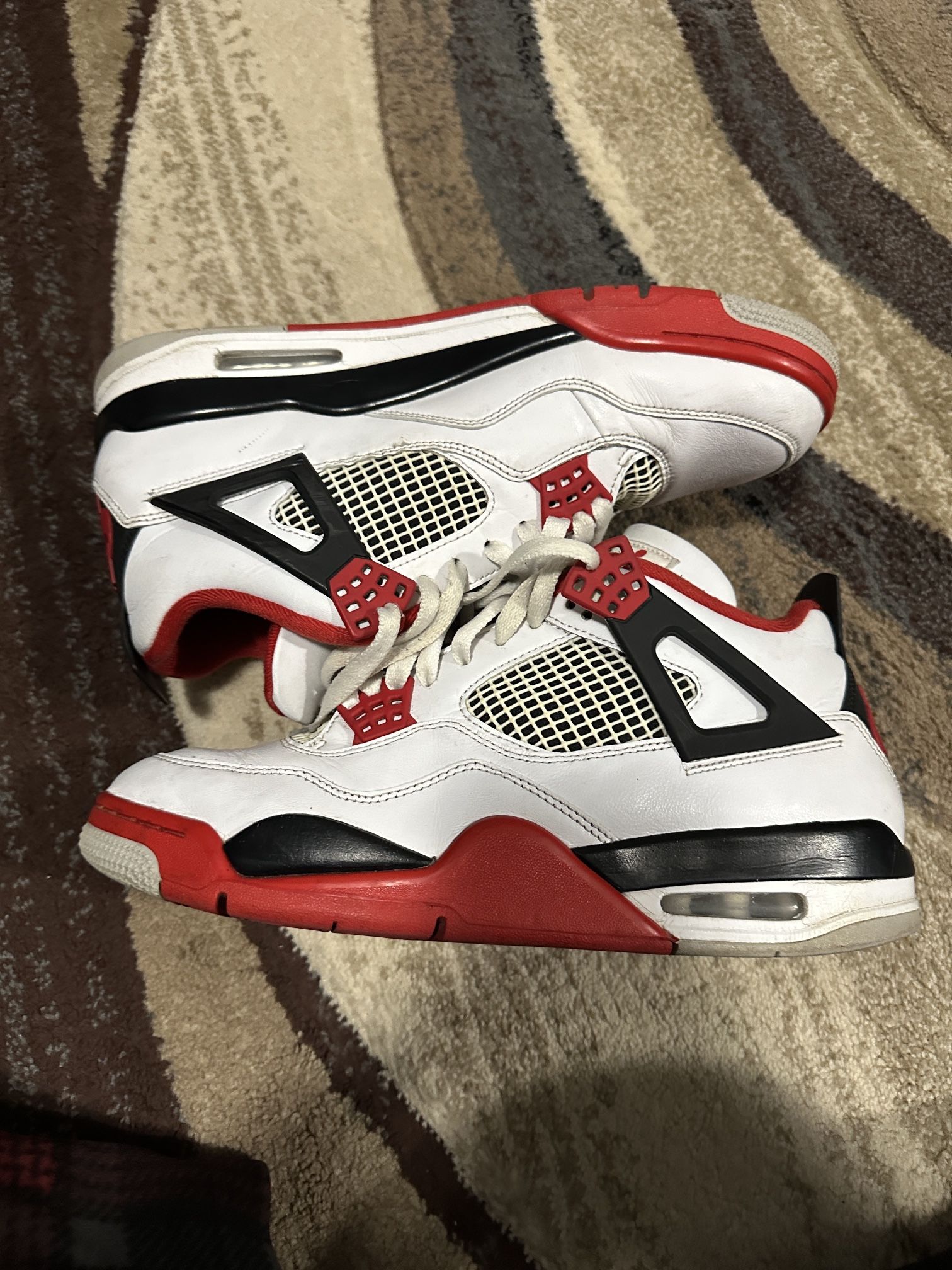Jordan Retro 4 “Fire Red”