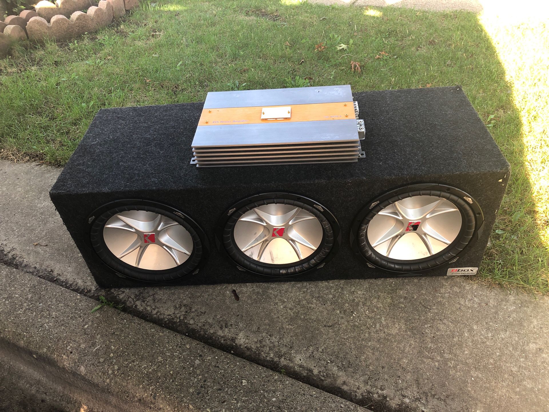3 12 Kicker cvrs in box w Livewire car amplifier and 4 gauge kit