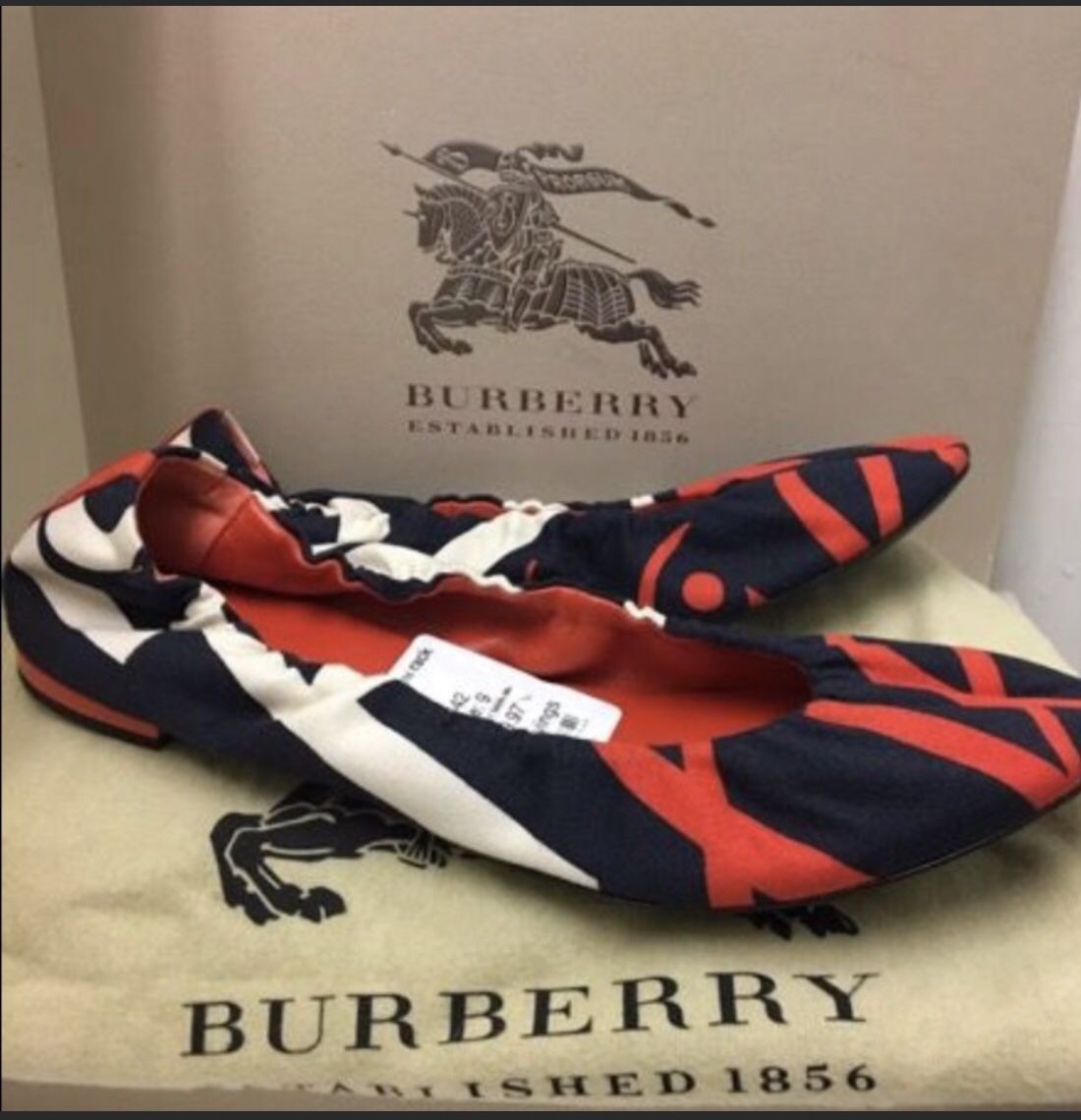 Burberry Authentic New Flats ( good who’s size is 9)