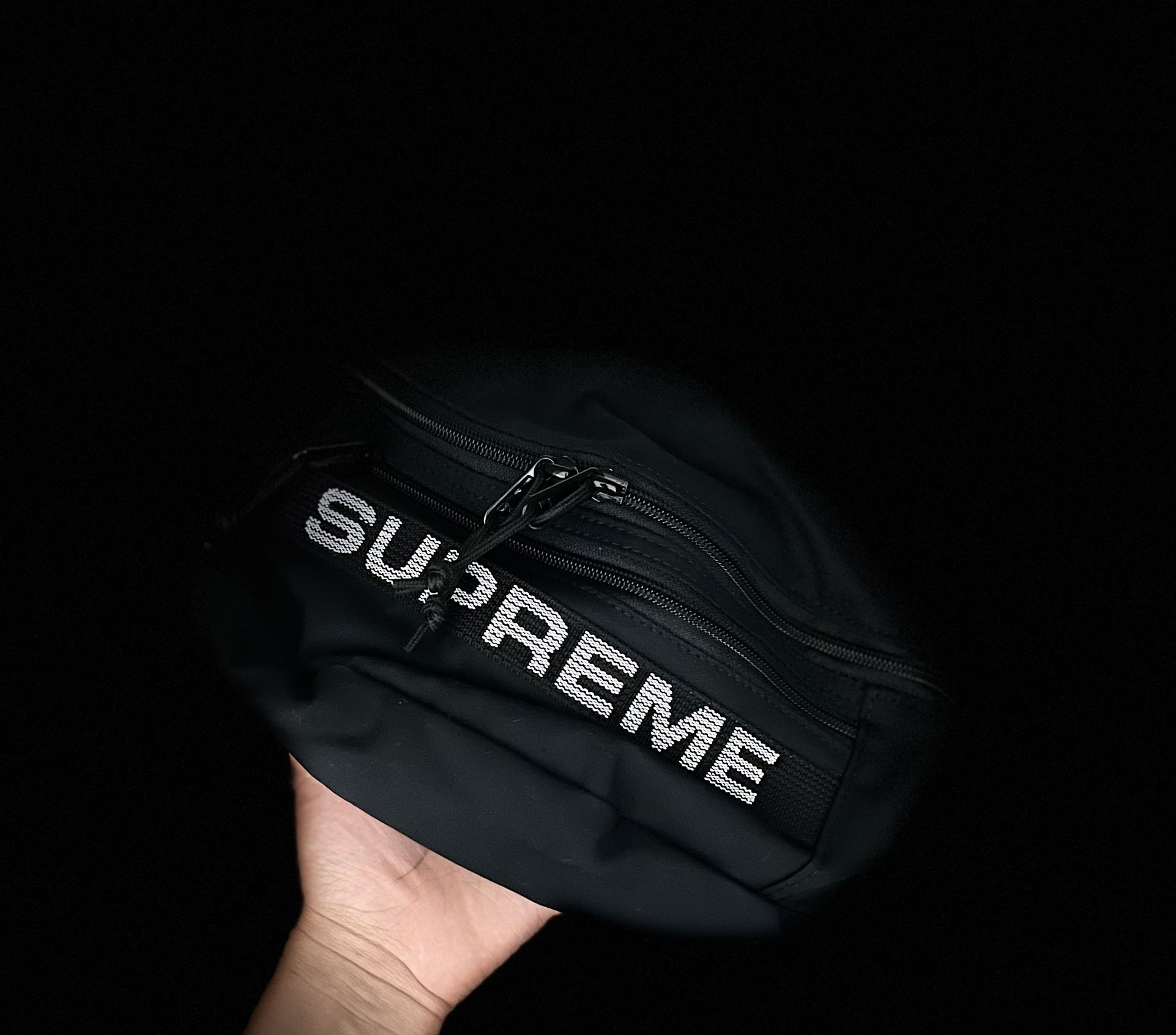 Supreme Waist Bag FW18 (Black) for Sale in Tumwater, WA - OfferUp