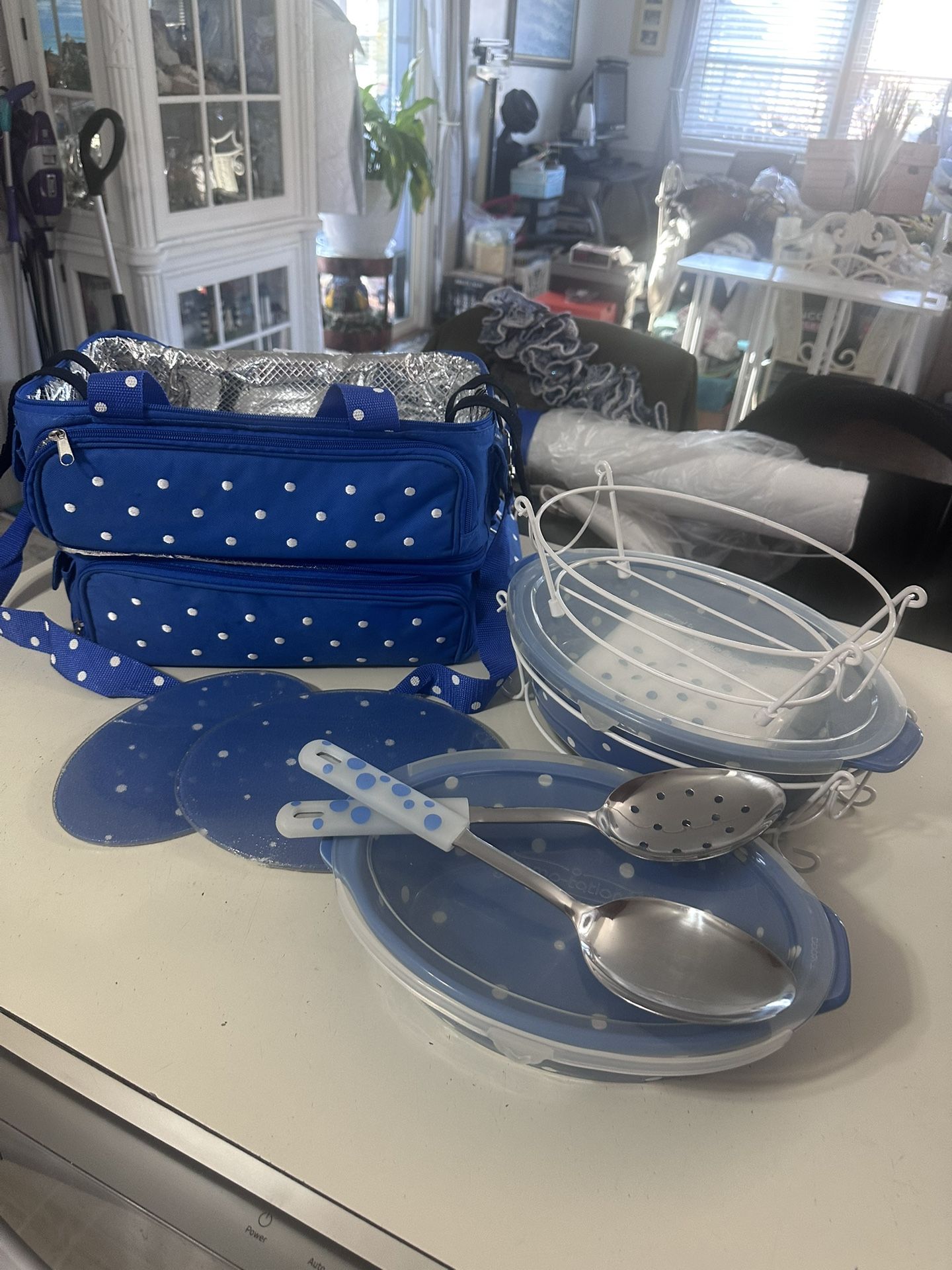 Temptations blue polkadot bakeware set with tote