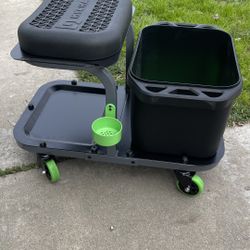 Rolling Detailing Stool with Bucket