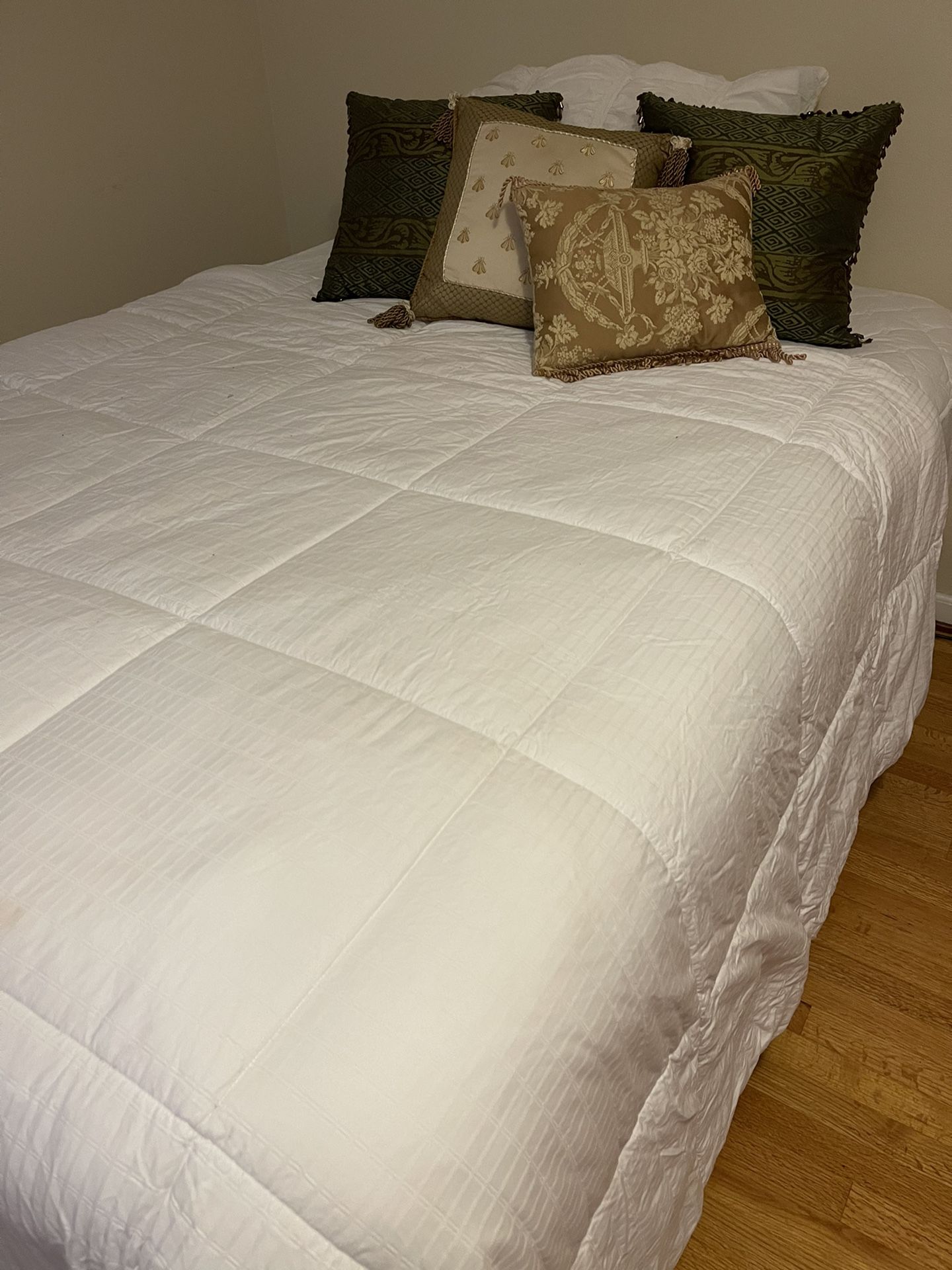Queen Size Pillow Top Bed w/ Box spring , Frame, & Mattress Pad 