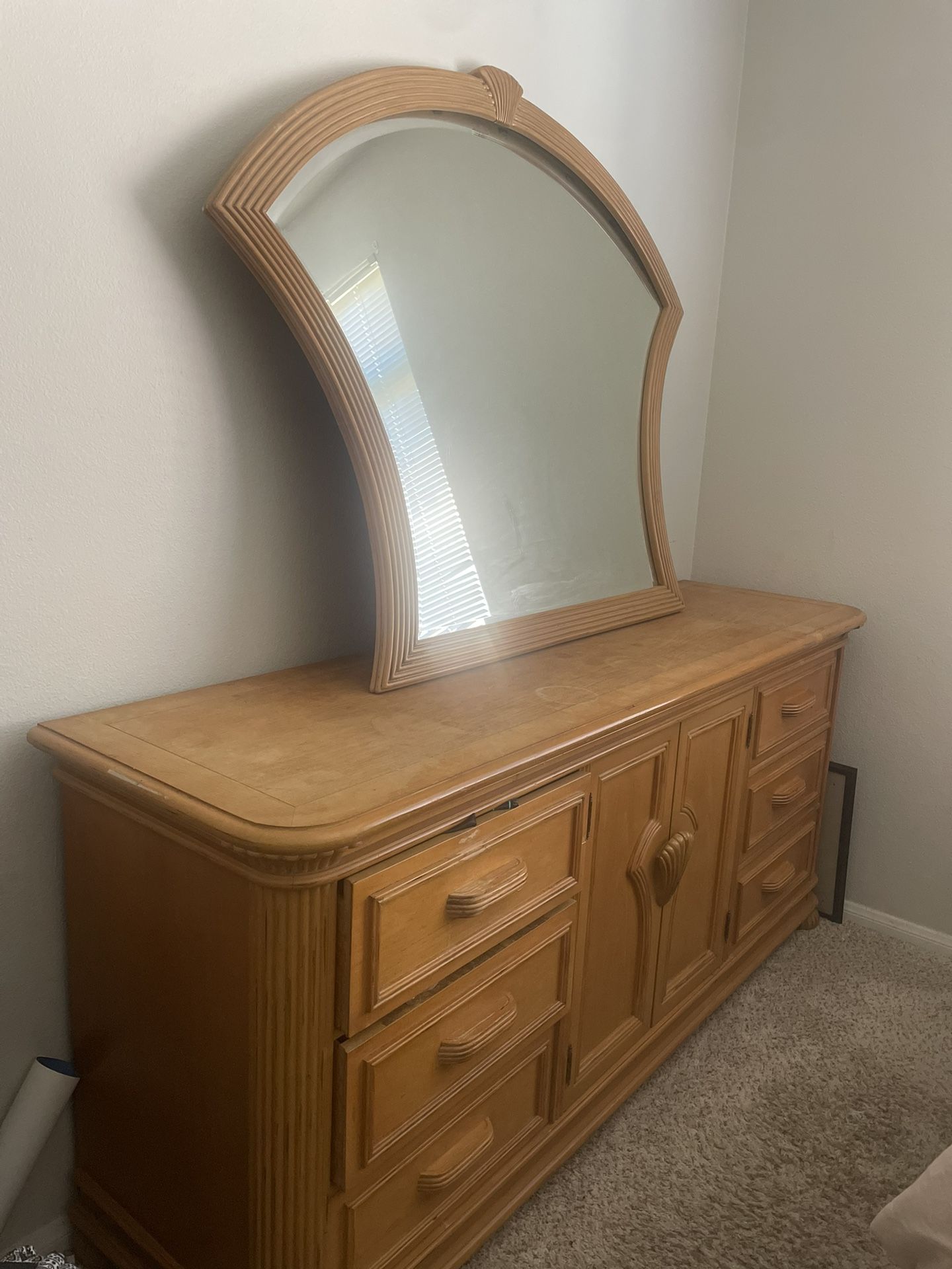 Dresser With Mirrow