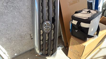 Toyota sequioa/ Toyota tundra front grill 2015 model