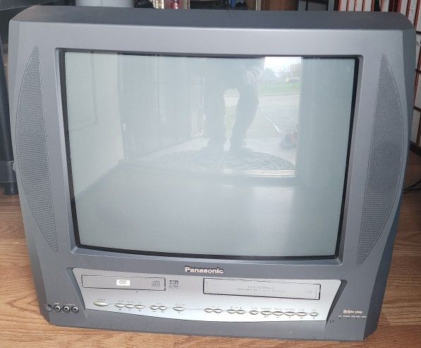 Panasonic PV-DM2093 20" CRT TV/DVD/VCR Combo Great for  Retro Gaming 