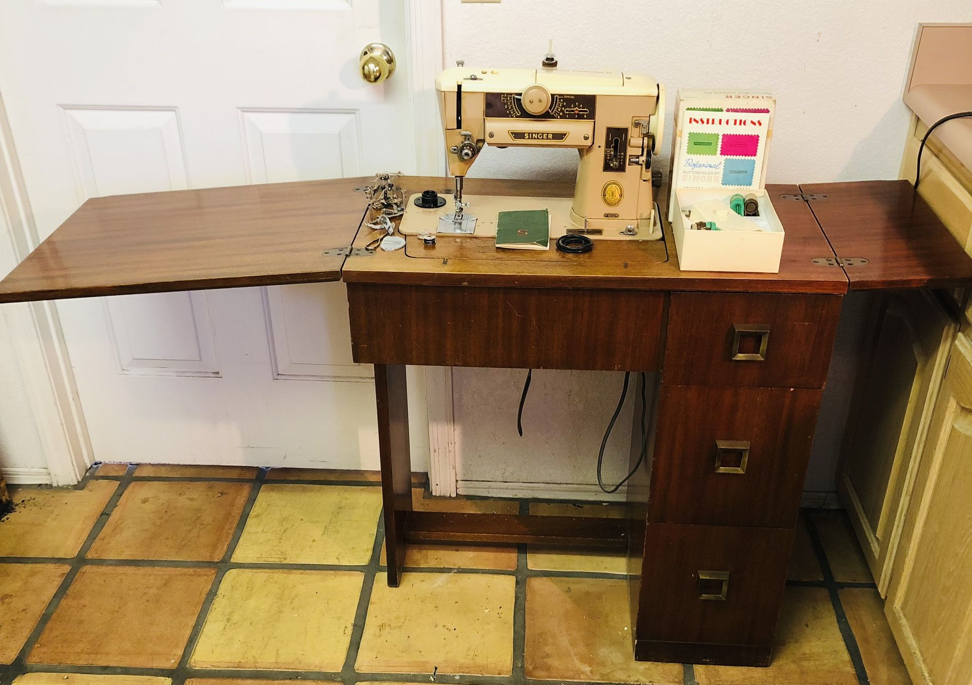 Singer Sewing Machine 401A Slant-O-Matic Electric