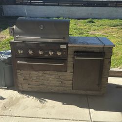 Grand Cafe Gas Grill / Mini Fridge