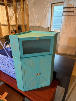 kitchen cabinet / baker’s bread cabinet