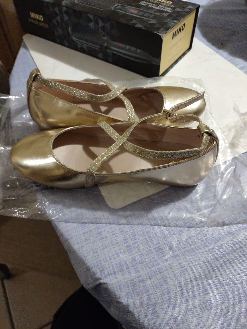 Brand New Girls Gold Flats Size 3 And New Gold Headband