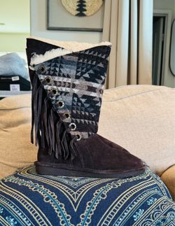 Bear paw boots size 8 in women’s.