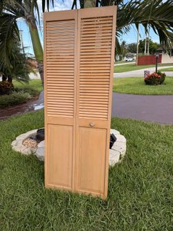 (1) 30 in. × 80 in. Solid Wood Bifold Louvered Closet Door w/ Raised Lower Panel, Light Oak