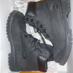 ALL BLACK TIMBERLAND SIZE 7