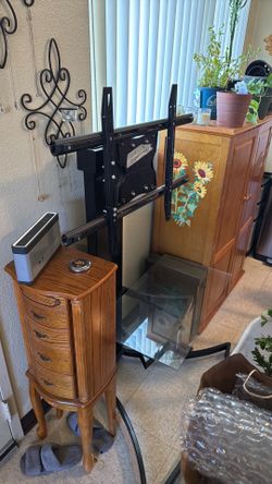TV STAND WITH ATTACHED MOUNT