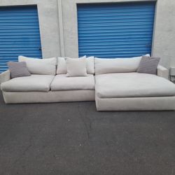 Modern huge sectional couch 🛋️ very clean