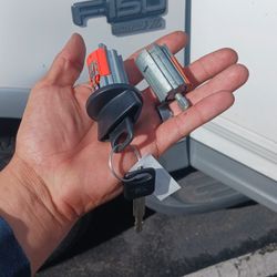 Car Keys And Remotes  / Llaves De Carro Y Controlles 