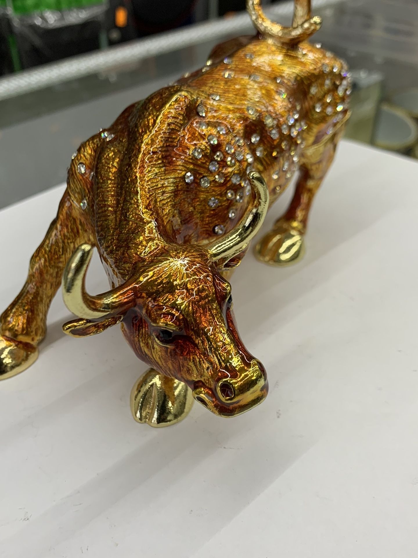 Topic: Charging Bull trinkets jewelry Box Color: Golden Package included: 1x bull trinkets Features: 1. It is a good decoration for TV cabinet,des