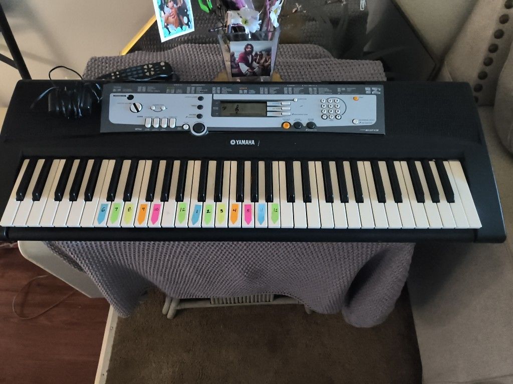 Yamaha PsrE213 Piano Electronic 