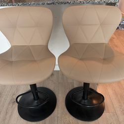 2 like new stools