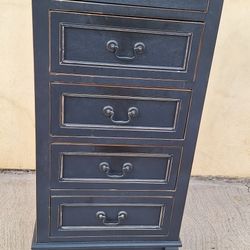 5 Drawer Dresser.   4ft Tall. . Cabinets 