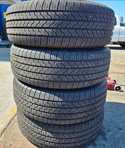 225 55 19 Bridgestone tires Con 80% de Vida Las 4