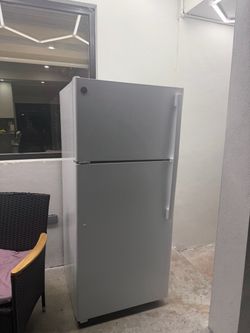 GE Top-Freezer Refrigerator White