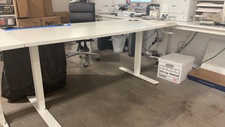 Manual Sit and Stand  / Adjusting White Tables