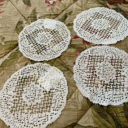 Nice 4 Doilies Set