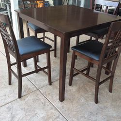 Dining Table And 4 Chairs Like New 