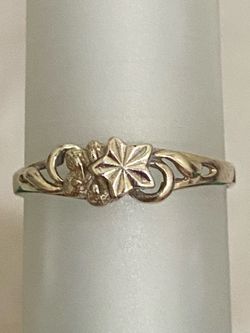 18K Gold Vintage Star Design Ring