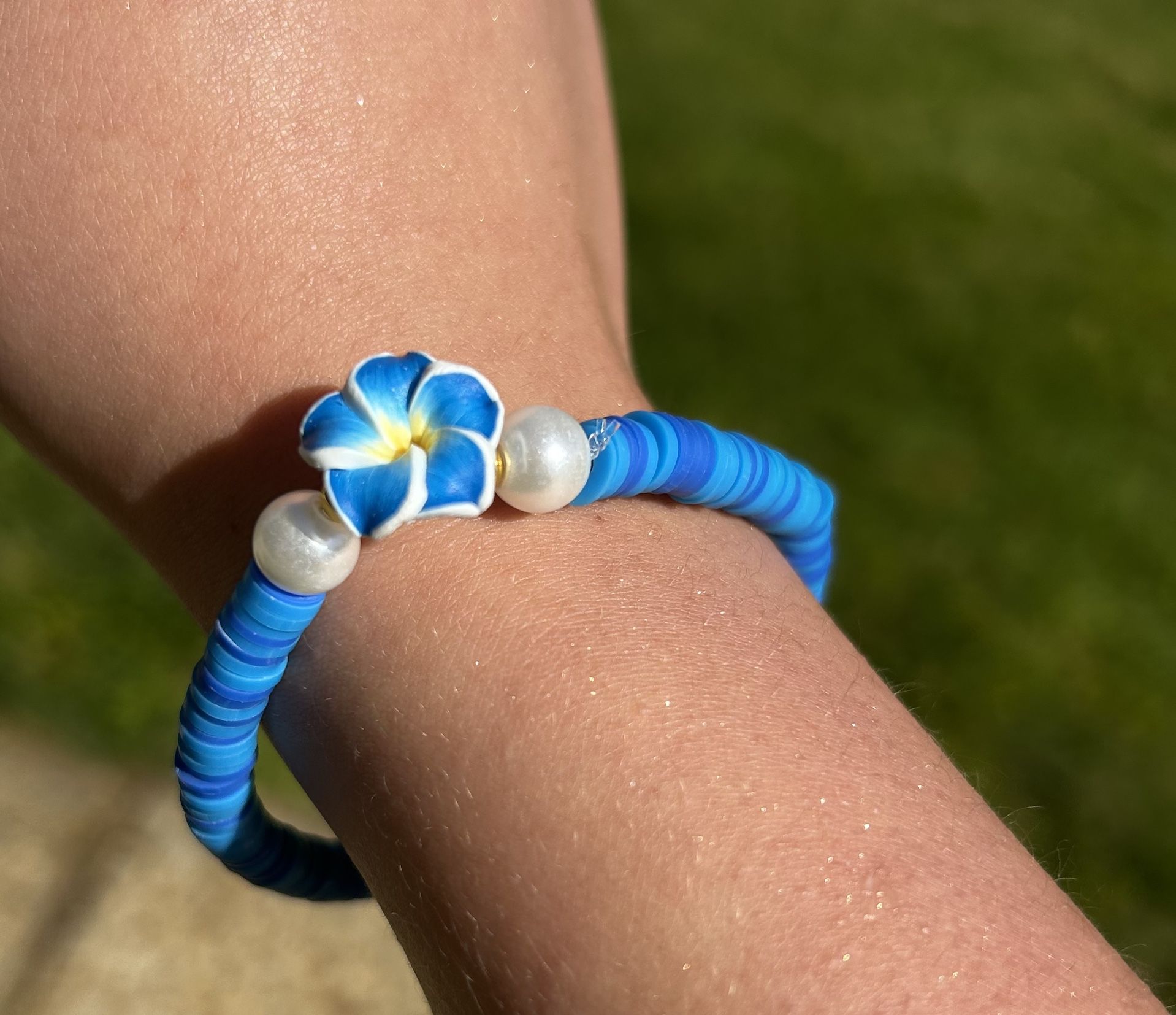 Blue Colored Hawaiian Flower Clay Beaded Bracelet