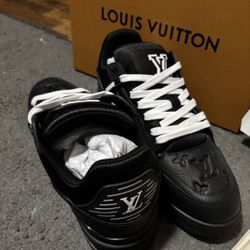 Lv Trainer Black an White