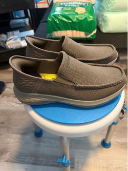2 pairs of barely used Skechers slip/on