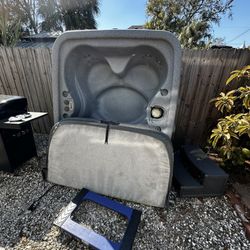 Free Hot Tub Works, But Doesn’t Heat. Must Take All. 