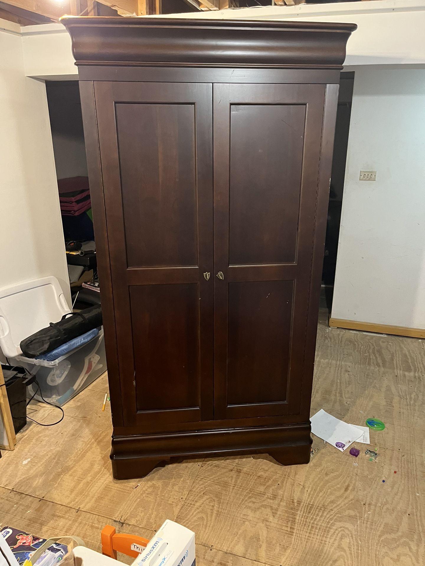 Armoire / TV Hutch