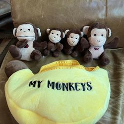 Plush Monkeys Toy Set with Banana Carrier / KIDS