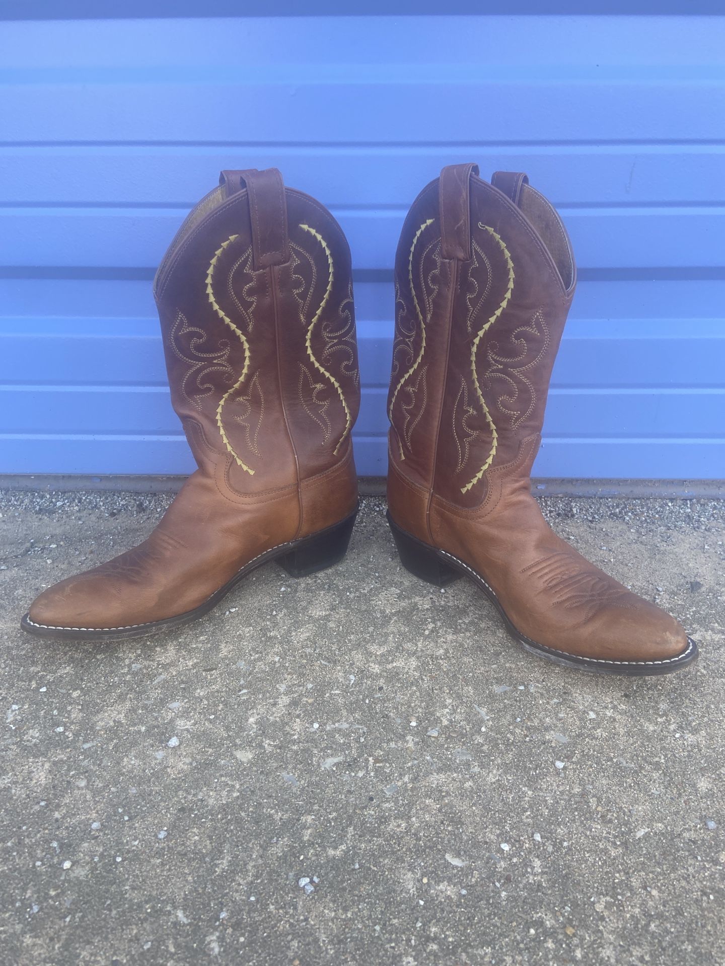 Justin Ladies Classic Western Boot with Golden Saltillo Cowhide Foot and a Medium Round Toe Size 8